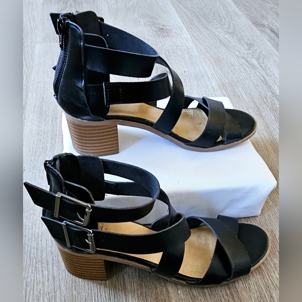 Size 7 Material Girl Strappy Heeled Sandals - Picture 5 of 9